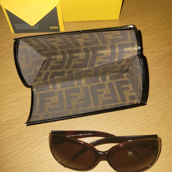β€οΈβπ₯FENDI Sunglasses case and box - Picture 7 of 13